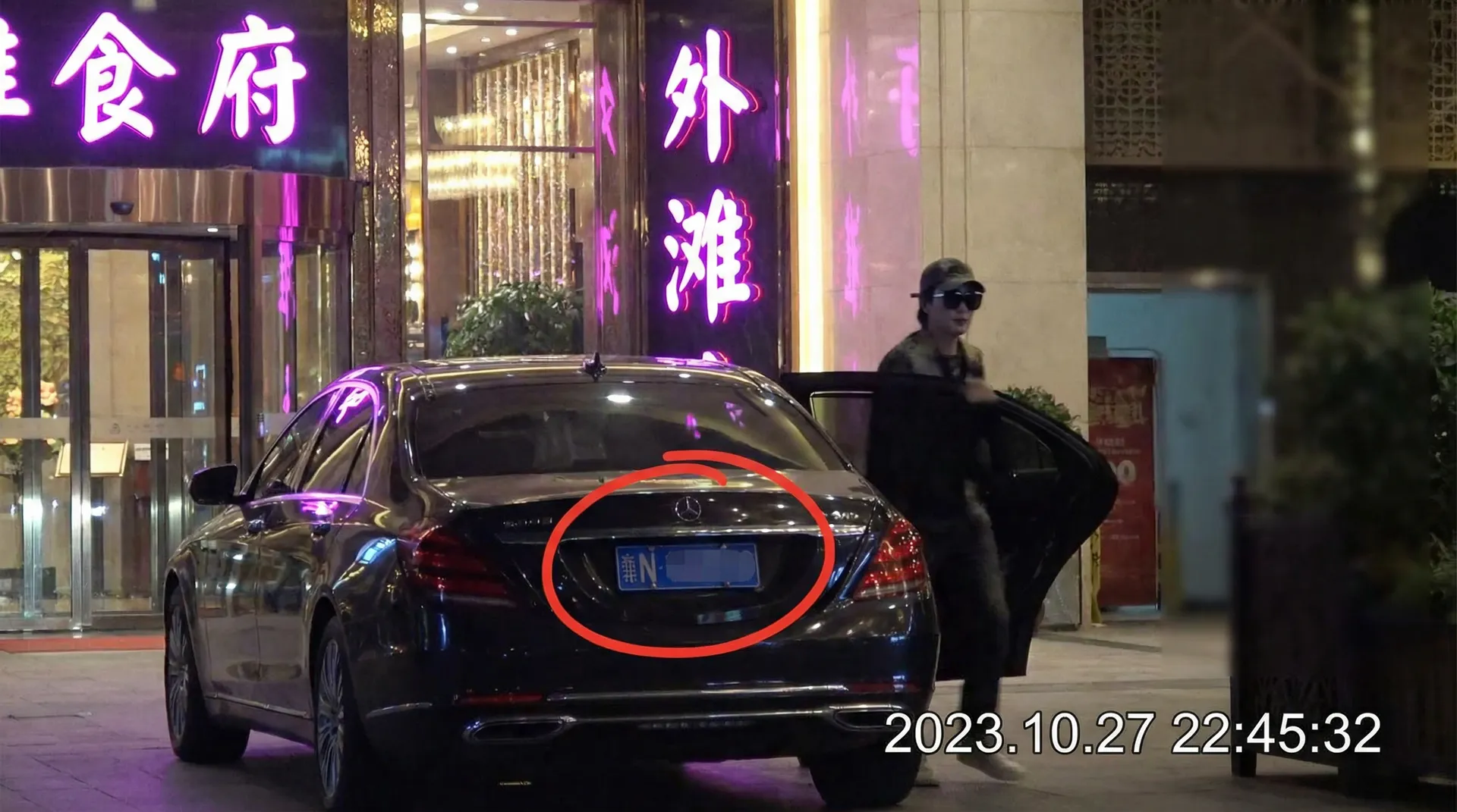 上游棋牌网址 - 豪车餐厅外偷拍